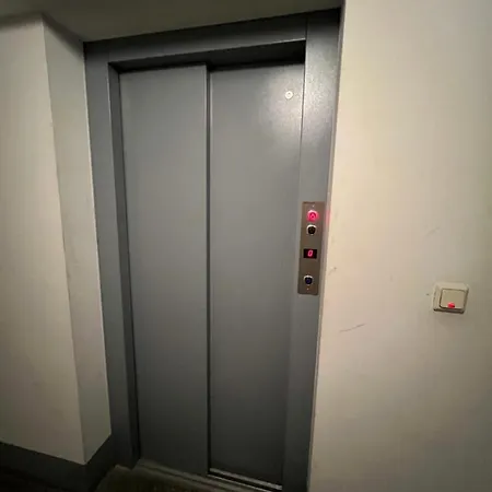 Near Metro & Netflix Apartment