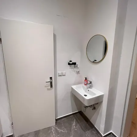 Near Metro & Netflix * Viena