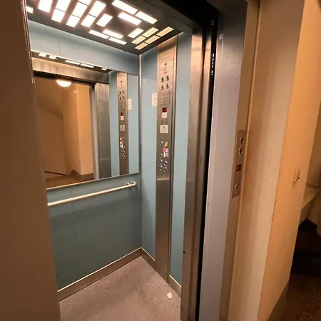 Near Metro & Netflix Apartment *