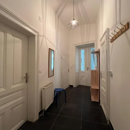 Centrally-located Authentic * Vienna