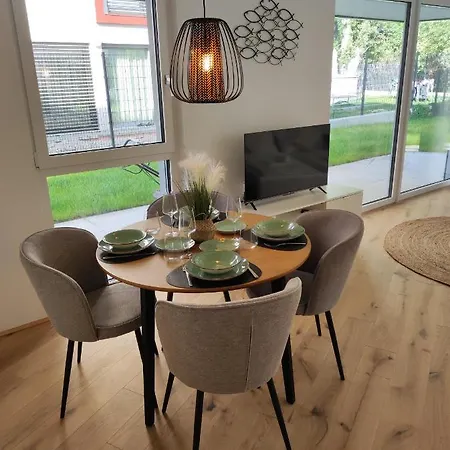 Apartment Roksox-home Gegenueber Der Uno-city Und Kaiserwasser