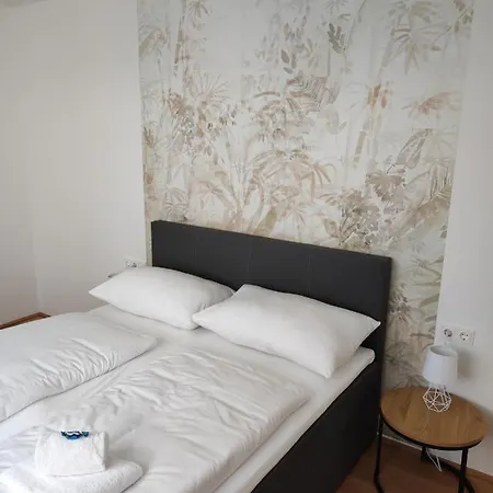 Apartment Roksox-home Gegenueber Der Uno-city Und Kaiserwasser