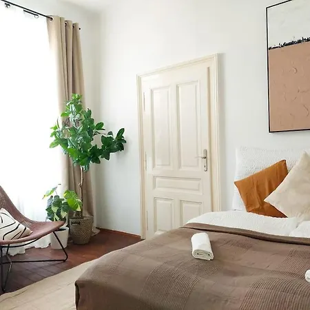 Apartment Hidden Garden - 160 M² - Min To City Shuttle *
