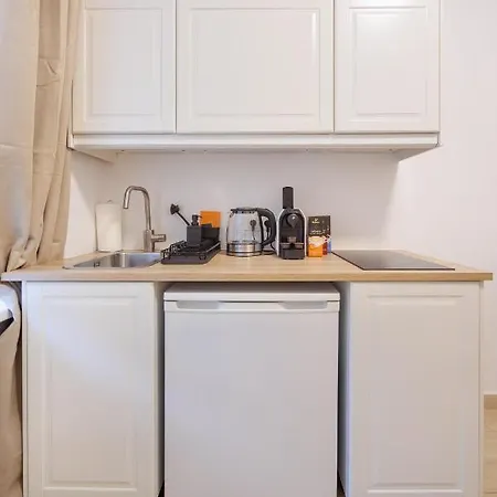 Apartment Market Compact Retreat *