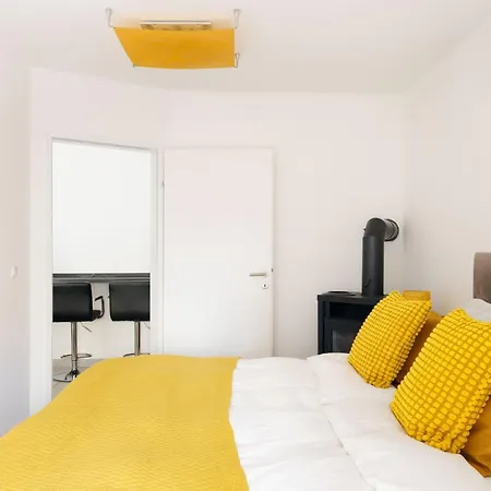 Bright & Cozy 3 Near Everything Apartment *