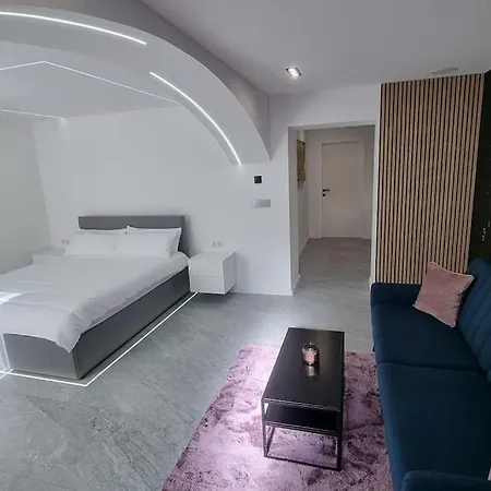 Hagenauer House Апартаменты *