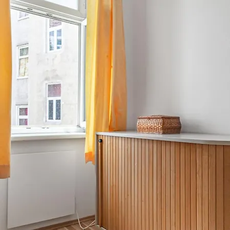 Budget 2br Well Connected To The Whole Apartment *