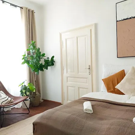 Apartment Hidden Garden - Spacious Modern - 1 Min To City Shuttle