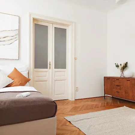 Hidden Garden - Spacious Modern - 1 Min To City Shuttle Apartment *