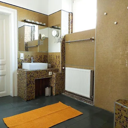 Hidden Garden - Spacious Modern - 1 Min To City Shuttle Apartment