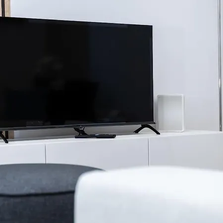 Orestaliving - Spacious 2br On The Danube Canal Apartment
