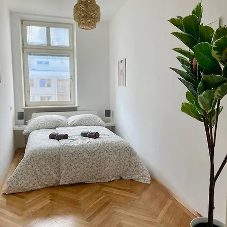 Apartment 110m2 Stylish 4 Bedroom *