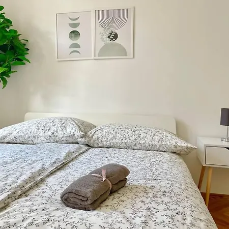 Apartment 110m2 Stylish 4 Bedroom *
