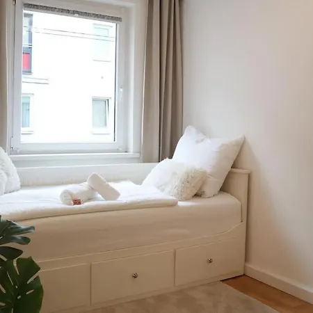 Charming, Modern & Spacious Apartment *