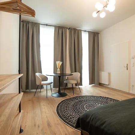 Modern With A Balcony Near Belvedere Apartment *
