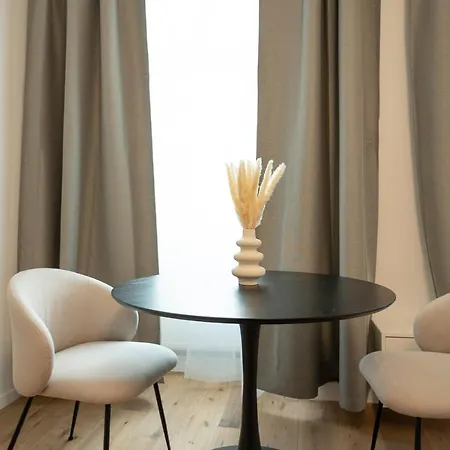 Modern With A Balcony Near Belvedere *