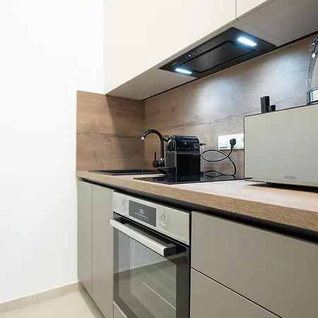 Modern With A Balcony Near Belvedere Apartment *