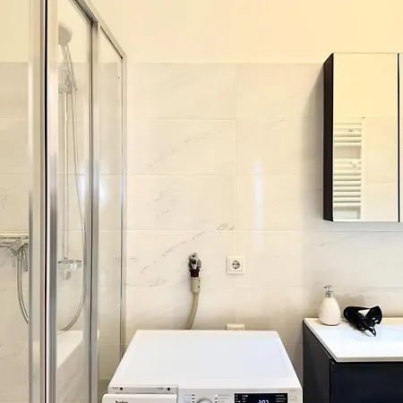 Spacious Penthouse In Favoriten Apartment