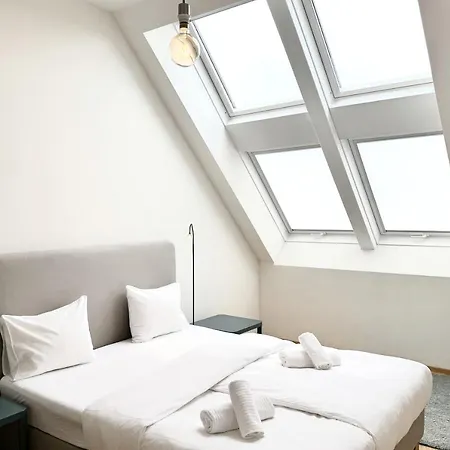 Apartment Spacious Penthouse In Favoriten *