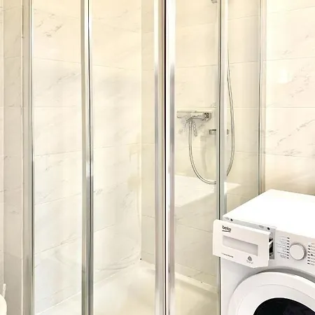 Apartment Spacious Penthouse In Favoriten