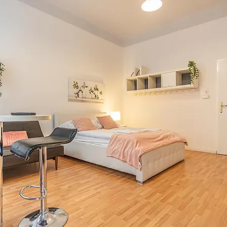 Peaceful Getaway 2br With Shared Spaces