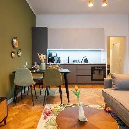 Fully Renovated 2-room Apartment *