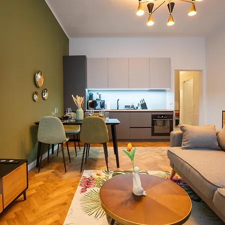 Fully Renovated 2-room Apartment *