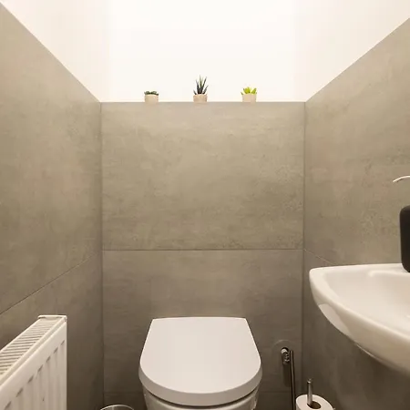 Fully Renovated 2-room Apartment *