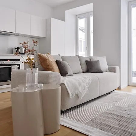 Apartment Stylish & Modern - Private Garden & Free Parking *