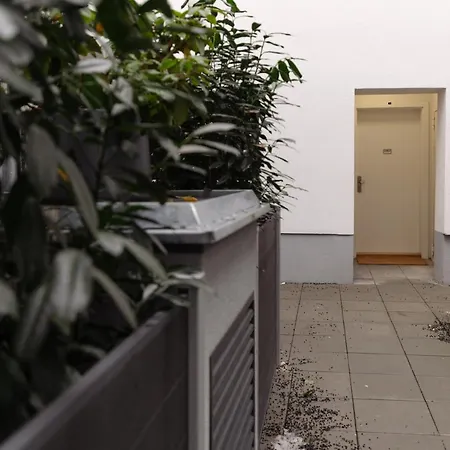 Stylish & Modern - Private Garden & Free Parking Apartment