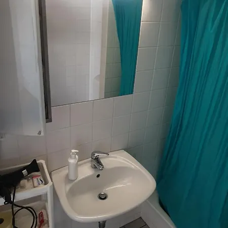 Cozy Bright Penthouse Close To U1 And U6 Metros
