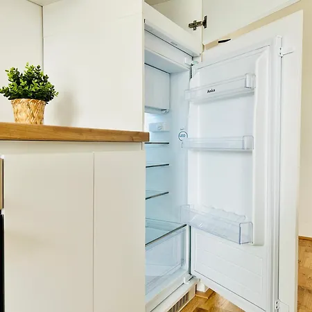 Modern With Balcony & Free Parking - Nearby Metro Vídeň