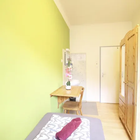 Single In Hutteldorfer Strasse Area *
