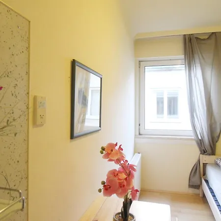 Homestay Single In Hutteldorfer Strasse Area Vienna