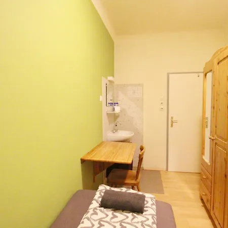 Single In Hutteldorfer Strasse Area Homestay *