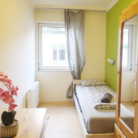 Single In Hutteldorfer Strasse Area *
