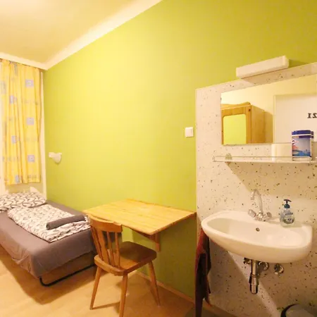 Homestay Single In Hutteldorfer Strasse Area Vienna