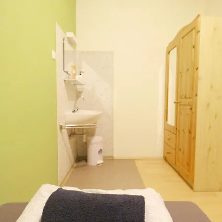 Single In Hutteldorfer Strasse Area *
