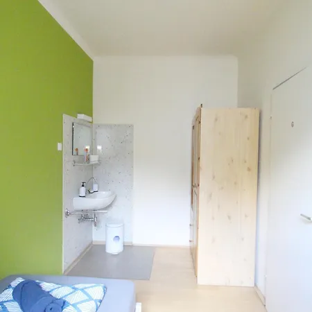 Homestay Single In Hutteldorfer Strasse Area Vienna