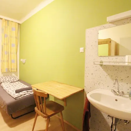 Homestay Single In Hutteldorfer Strasse Area Vienna