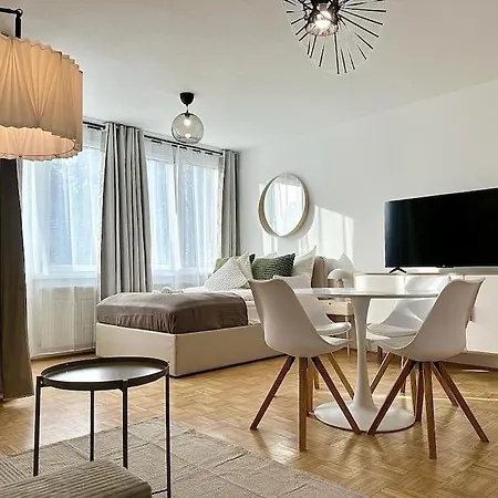 Chic - Quiet Area - Next To Hospital Apartment *