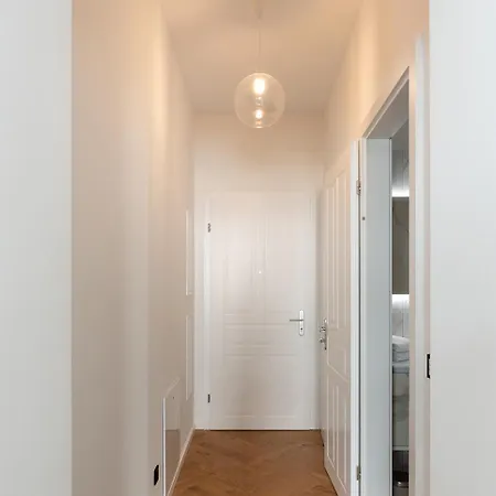 Modern Wohnen Im Renovierten Stil-altbau *