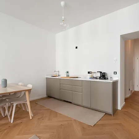 Modern Wohnen Im Renovierten Stil-altbau *