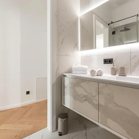 Modern Wohnen Im Renovierten Stil-altbau * Vienna