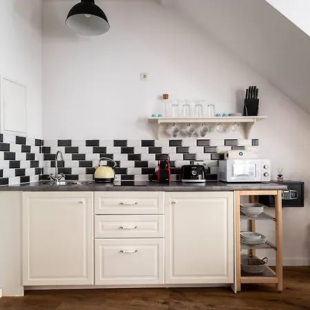 Cozy 1br Duplex Near Center By Hm