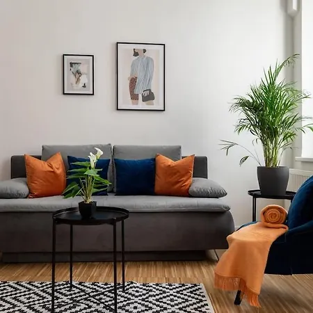 Pristine 1br Steps From By Hm