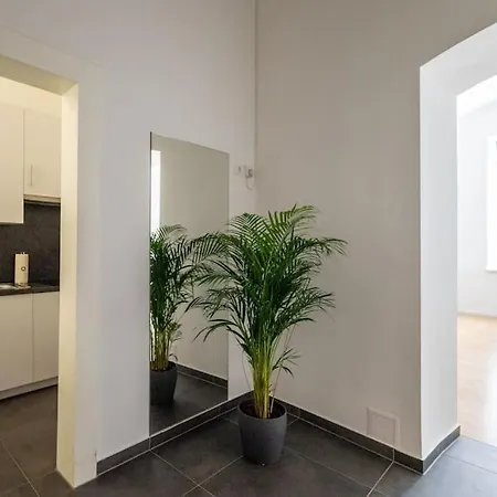 Pristine 1br Steps From By Hm Apartment *