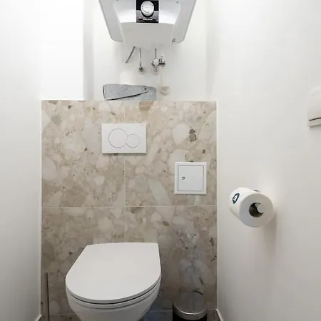 Elegant 1br Suite, Close By Hm Apartment *