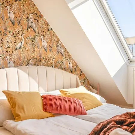 Dry Flower Apt. / 2br. / Rooftop / New Vienna
