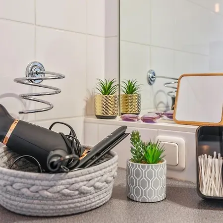 Dry Flower Apt. / 2br. / Rooftop / New * Vienna